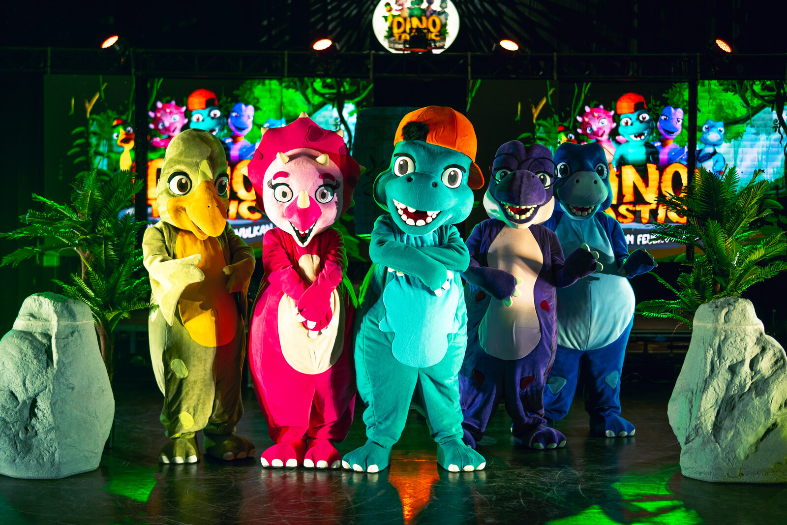 Die fünf Dino-Helden auf der Bühne